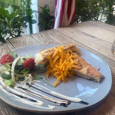 ブダペスト Ejjeli Bagoly Etterem Es Panzio Bed & Breakfast エクステリア 写真